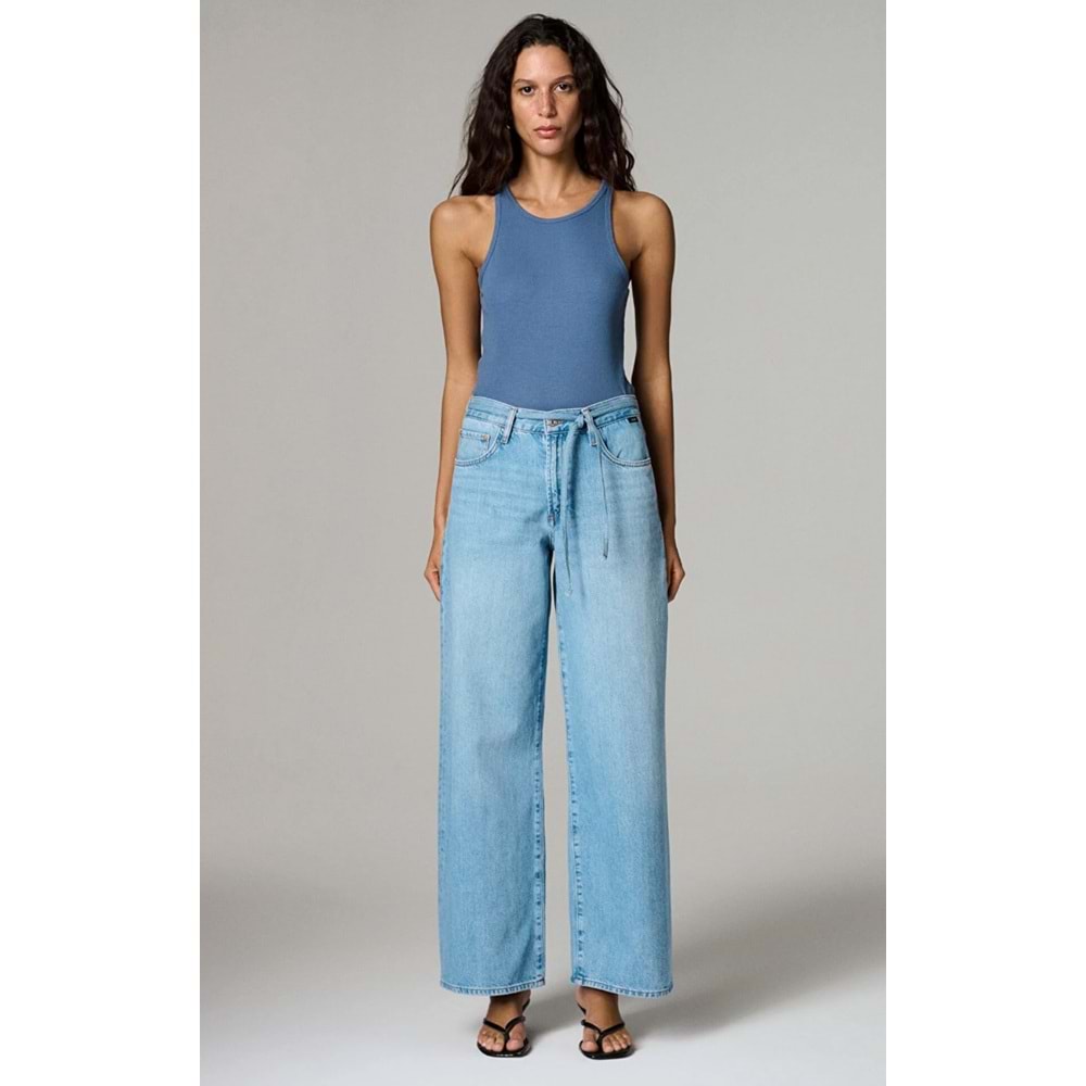 Mavi M1012626-A4176 Wendy Bol Kesim Düz Paça Jean Kadın Kot Pantolon
