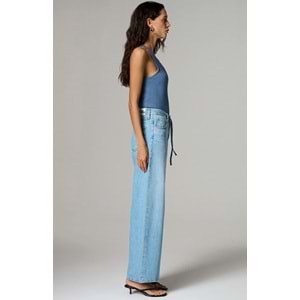 Mavi M1012626-A4176 Wendy Bol Kesim Düz Paça Jean Kadın Kot Pantolon