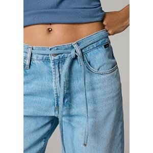 Mavi M1012626-A4176 Wendy Bol Kesim Düz Paça Jean Kadın Kot Pantolon