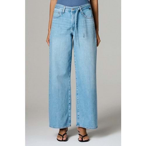 Mavi M1012626-A4176 Wendy Bol Kesim Düz Paça Jean Kadın Kot Pantolon