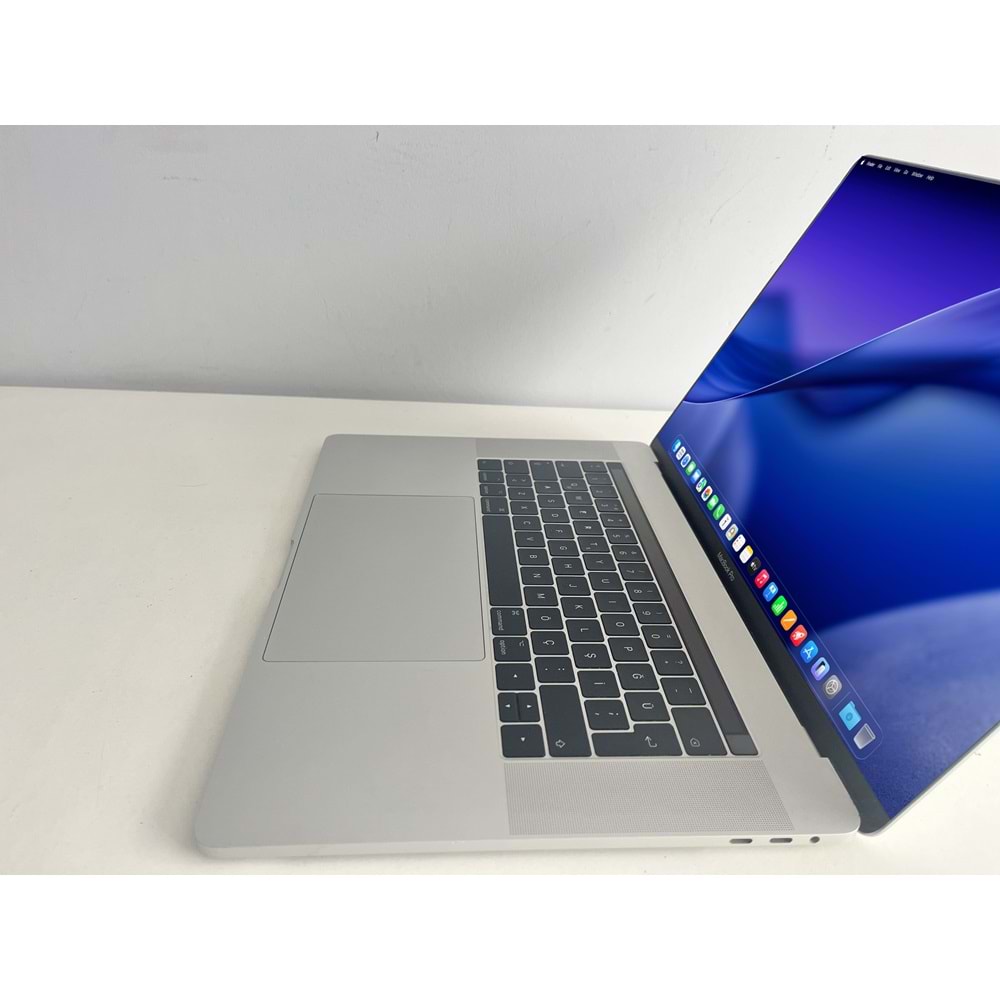 Apple Macbook Pro A1707 İ7 2.9GHz İşlemci 16gb Ram 250gb SSD Radeon Pro 2gb E.Kartı 15.4