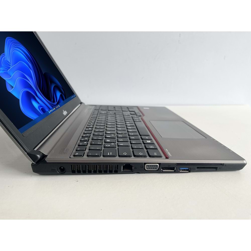 Fujitsu Lifebook E756 İntel İ5 6200u Turbo:2.80ghz 8gb Ddr4 256gb 256GB 2.5 SSD 15.6